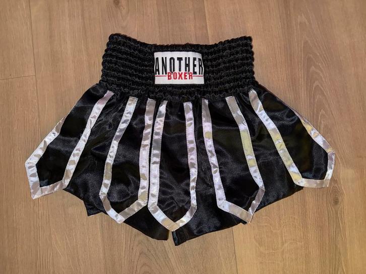 Muay Thai / Kickboks Broekje – Zwart met Zilver – XS, Sport en Fitness, Vechtsporten en Zelfverdediging, Zo goed als nieuw, Overige