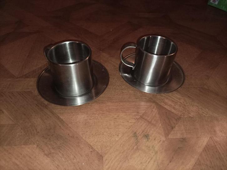 Roestvrijstaal kop en schotel 2 stuks, Huis en Inrichting, Keuken | Servies, Gebruikt, Kop(pen) en/of Schotel(s), Overige stijlen