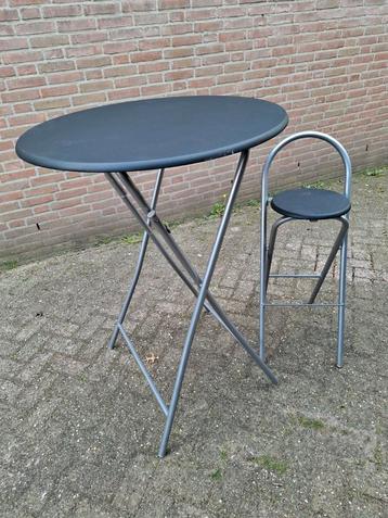 Partytafels  met krukken  beschikbaar voor biedingen