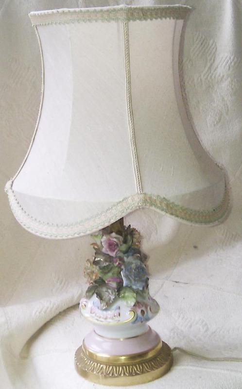 Antiek lamp gedecoreerd + porseleinen bloemen CAPODIMONTE, Antiek en Kunst, Antiek | Lampen, Ophalen of Verzenden