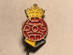 Metalen DOS VOETBALCLUB Speld (Geel/Rood/Zwart)., Verzamelen, Speldjes, Pins en Buttons, Verzenden, Zo goed als nieuw, Sport, Speldje of Pin