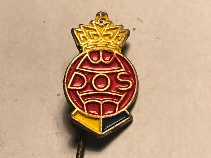 Metalen DOS VOETBALCLUB Speld (Geel/Rood/Zwart)., Verzamelen, Speldjes, Pins en Buttons, Zo goed als nieuw, Speldje of Pin, Sport