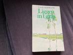 🌾 Liggen in 't gras - Toon Hermans, Ophalen of Verzenden, Gelezen