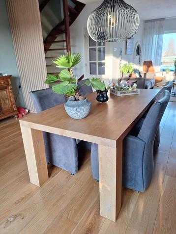 Massief eiken eettafel beschikbaar voor biedingen