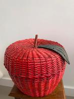 Rieten mand in de vorm van een appel rood, Mand, Rond, Ophalen of Verzenden, Zo goed als nieuw