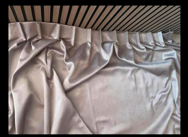 Verduisterende gordijnen 2x, Huis en Inrichting, Stoffering | Gordijnen en Lamellen, Zo goed als nieuw, 200 cm of meer, 100 tot 150 cm