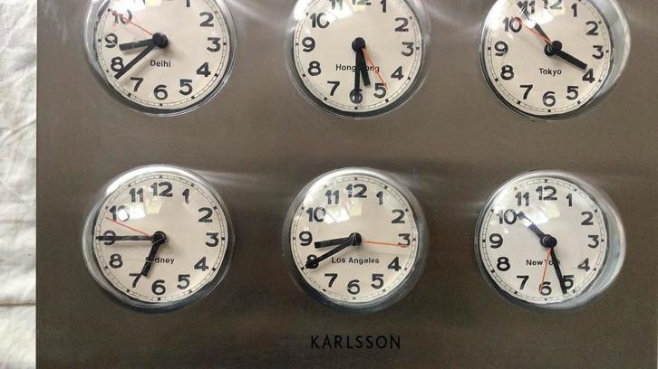 Karlsson Wereldklok - Tijdzones in één oogopslag!, Huis en Inrichting, Woonaccessoires | Klokken, Gebruikt, Wandklok, Analoog