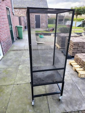 Terrarium van gaas beschikbaar voor biedingen