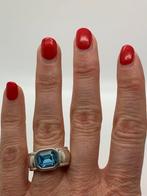 K551 Prachtige zilveren ring lichtblauwe steen maat 18, 18 tot 19, Ophalen of Verzenden, Dame, Zilver