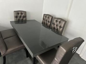 Kompleet eettafel en salontafel beschikbaar voor biedingen