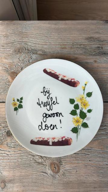 bordje met tekst beschikbaar voor biedingen
