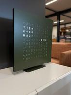 Nieuw Qlocktwo Earth Olive Green Woordklok Design Klok 45, Hoekbank, Leer, Ophalen of Verzenden, Minder dan 150 cm