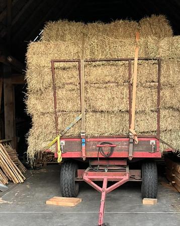 Hooipakjes vers van het land beschikbaar voor biedingen
