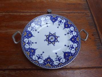Antiek warmhoud bord met blauwe decoratie beschikbaar voor biedingen