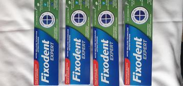4 tubes Fixodent met smalle tuit voor makkelijk aanbrengen beschikbaar voor biedingen