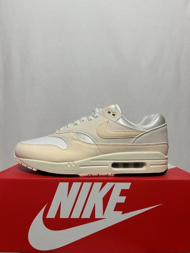 NIEUW IN DOOS! Maat 44 - Nike Air Max 1 '87 Guava Ice, Kleding | Heren, Schoenen, Nieuw, Sneakers of Gympen, Overige kleuren, Verzenden
