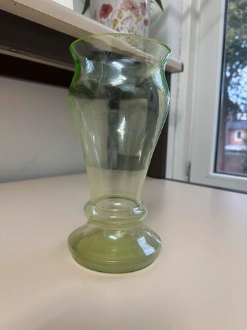 Vaas van uranium glas #2 beschikbaar voor biedingen