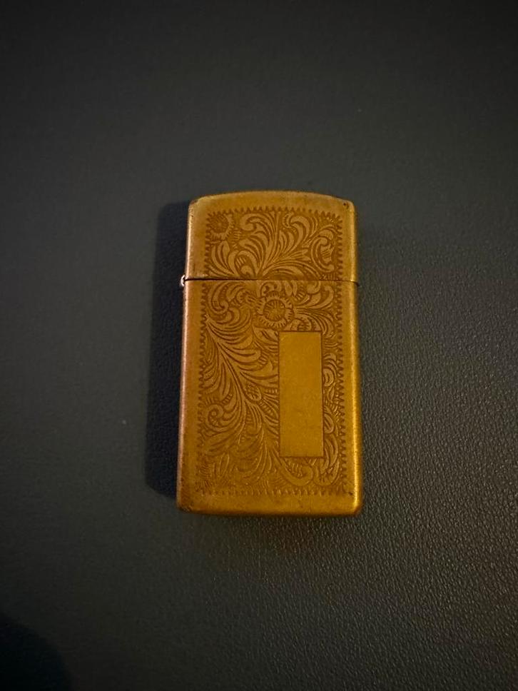 Zippo Venetian Brass Slim - Goede Staat, Antiek en Kunst, Antiek | Overige Antiek, Ophalen of Verzenden