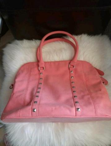 Een zalm kleurige hand/schoudertas.
Met losse schouderband.  beschikbaar voor biedingen