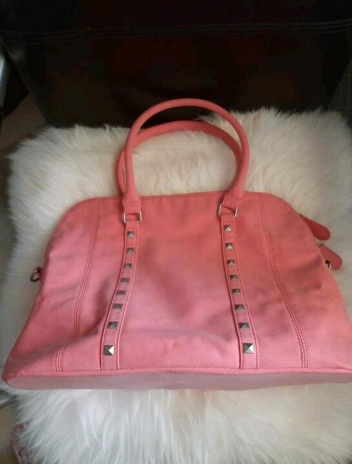 Een zalm kleurige hand/schoudertas.
Met losse schouderband., Sieraden, Tassen en Uiterlijk, Tassen | Damestassen, Zo goed als nieuw