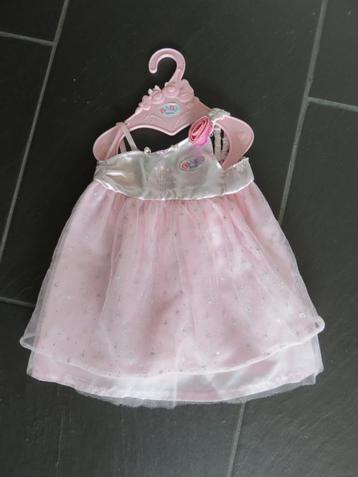 Baby born kleding feestjurk met hanger. Setje is mooi beschikbaar voor biedingen