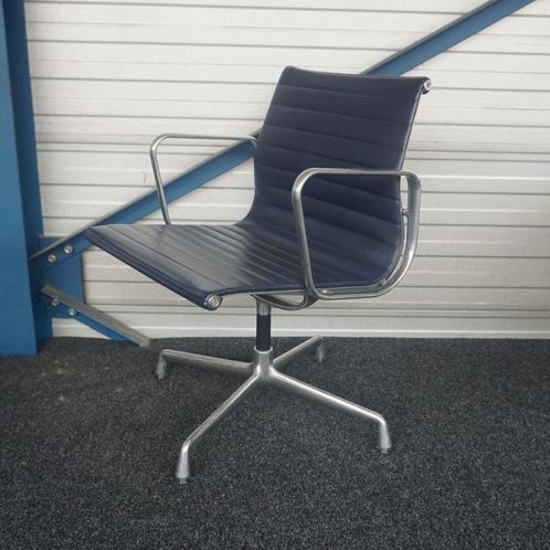 Vitra EA 108 Design Stoel | Vergaderstoel | Blauw | Leer, Huis en Inrichting, Stoelen, Gebruikt, Vier, Leer, Metaal, Blauw, Ophalen of Verzenden