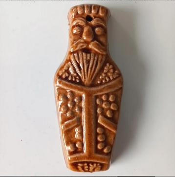 Stenen man met baard beschikbaar voor biedingen