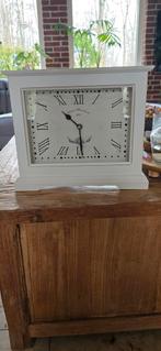 Mooie witte tafelklok, Huis en Inrichting, Woonaccessoires | Klokken, Ophalen of Verzenden, Zo goed als nieuw, Analoog, Wekker of Tafelklok