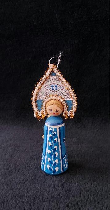 Vintage kersthanger poppetje in klederdracht met kokochnik beschikbaar voor biedingen