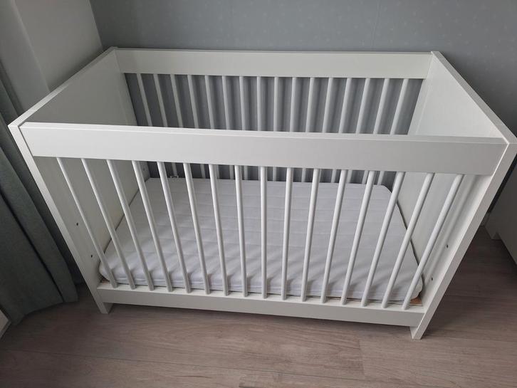 Kiddsmill Ledikant & Commode en plank - Glans Wit, Kinderen en Baby's, Babywiegjes en Ledikanten, Gebruikt, Ledikant, Ophalen