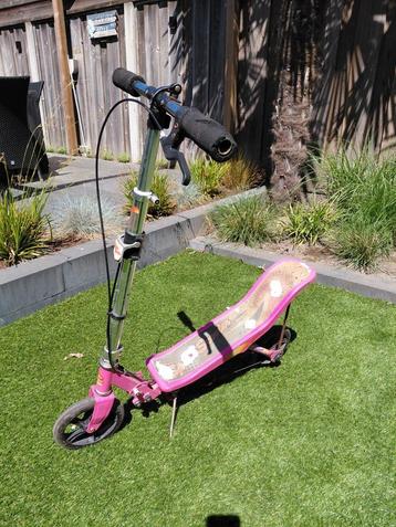 Roze spacescooter beschikbaar voor biedingen