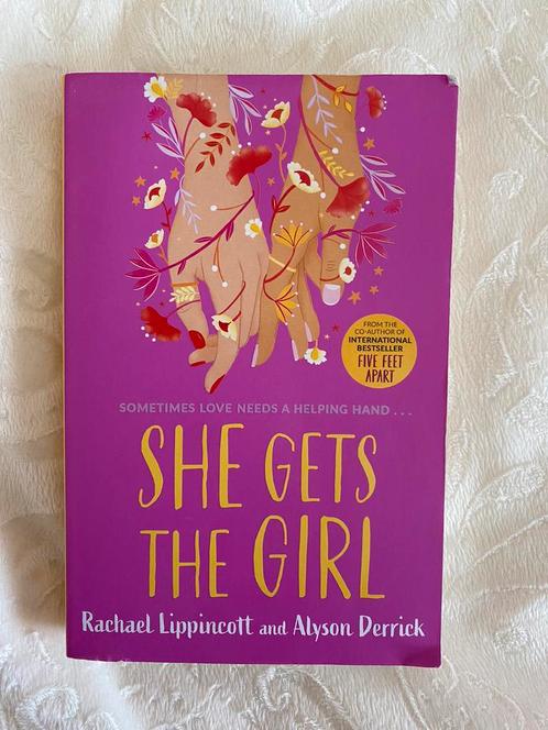 She Gets The Girl (Rachael Lippincott and Alyson Derrick), Boeken, Taal | Engels, Zo goed als nieuw, Ophalen of Verzenden