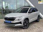 Skoda Karoq 1.5 TSI ACT Sportline Black Style 150pk Automaat, Auto's, Skoda, 1498 cc, Zwart, 4 cilinders, 150 pk