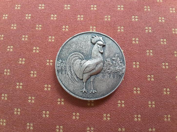 b L​egpenning haan (rooster) met hoog reliëf van haan (2 mm), Postzegels en Munten, Penningen en Medailles, Overige materialen