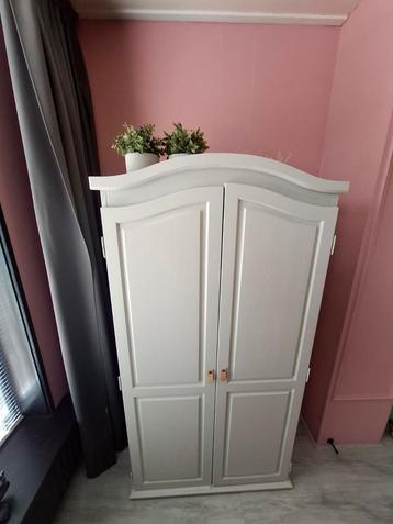 Brocante biedermeier

Klassieker bolkast antiek beschikbaar voor biedingen