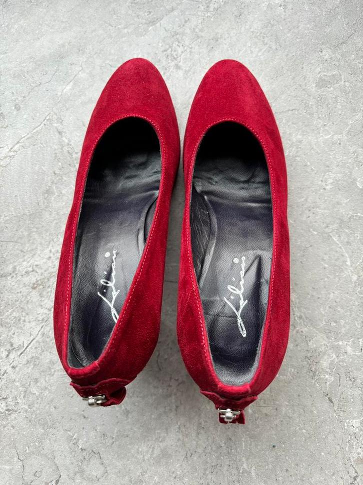 Prachtige rode suede pumps merk Lilian - maat 38,5, Kleding | Dames, Schoenen, Nieuw, Pumps, Rood, Ophalen of Verzenden