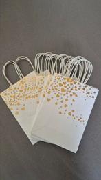 Cadeautasjes wit / gouden hartjes, Hobby en Vrije tijd, Feestartikelen, Ophalen of Verzenden, Zo goed als nieuw