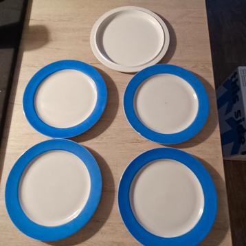 4 keramieken en ,1 plastic bord 