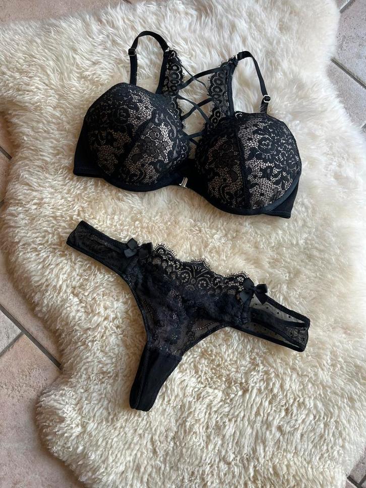 Mooi zwart hunkemuller setje push up Bh 70D en string S, Kleding | Dames, Ondergoed en Lingerie, Setje, Zwart, Ophalen of Verzenden