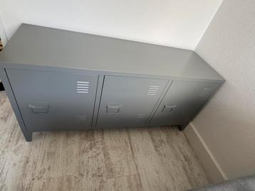 Grijze lockerkast beschikbaar voor biedingen