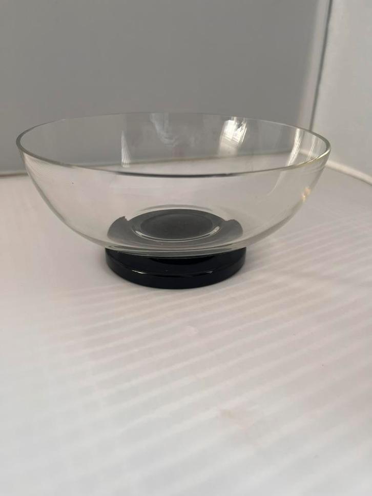 Schaal van Leerdam glas met zwarte voet, Antiek en Kunst, Antiek | Glas en Kristal, Ophalen