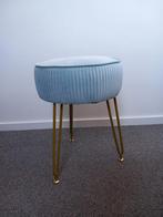 Blauwe velvet krukje/poef met gouden poten, Huis en Inrichting, Krukjes, Ophalen of Verzenden, Nieuw, IJzer