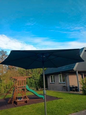 2 parasols incl. voeten beschikbaar voor biedingen