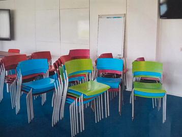 50 Ahrend Kantinestoelen - Rood, Groen, Blauw.    beschikbaar voor biedingen