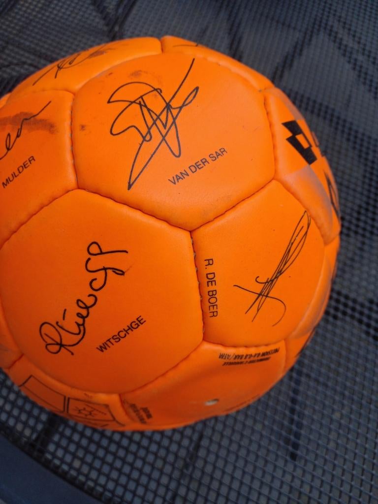 Voetbal met hantekeningen van oud voetballers van nederland, Maat XL, Ophalen of Verzenden, Bal