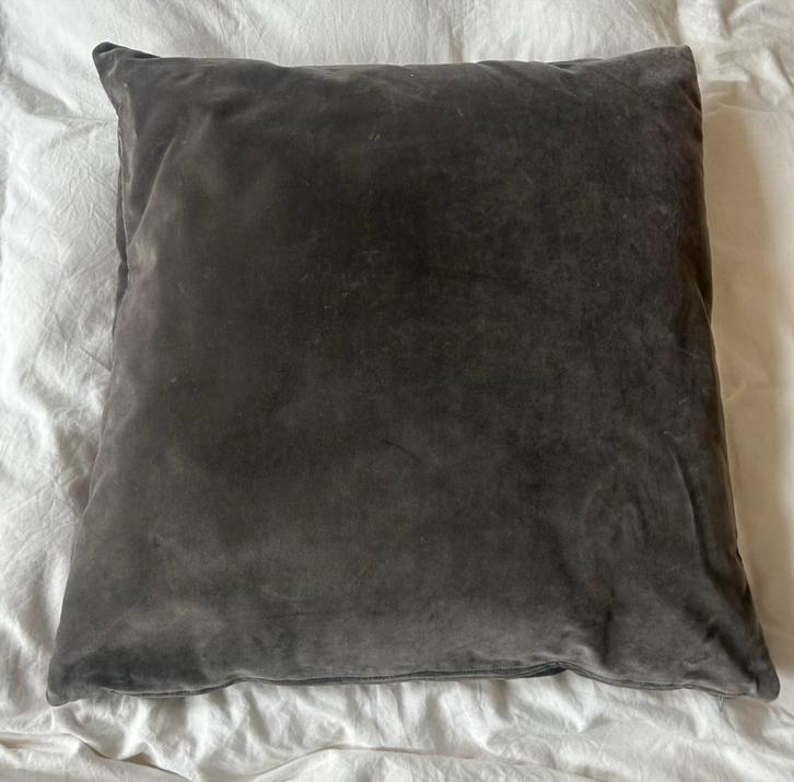 Grijs sierkussen van RAW Interiors, Huis en Inrichting, Woonaccessoires | Kussens, Zo goed als nieuw, Grijs, Vierkant, Ophalen of Verzenden