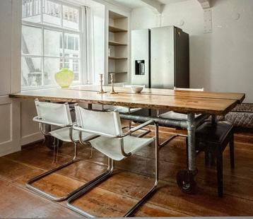 Robuuste Eettafel met Industrieel Onderstel beschikbaar voor biedingen