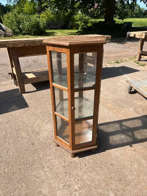 Oud eiken vitrine kastje zes kantig twee schappen, Antiek en Kunst, Curiosa en Brocante, Ophalen