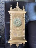 wandklok houtsnijwerk klok, Huis en Inrichting, Woonaccessoires | Klokken, Ophalen of Verzenden, Gebruikt, Analoog, Wandklok