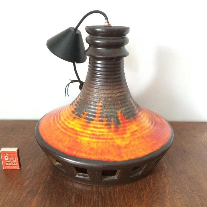Jaren 70 keramiek kelklamp lava vlam oranje geel bruin groot, Huis en Inrichting, Lampen | Hanglampen, Zo goed als nieuw, Ophalen of Verzenden